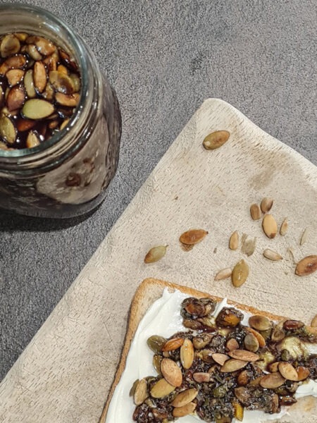 Kürbiskernpesto auf Brot