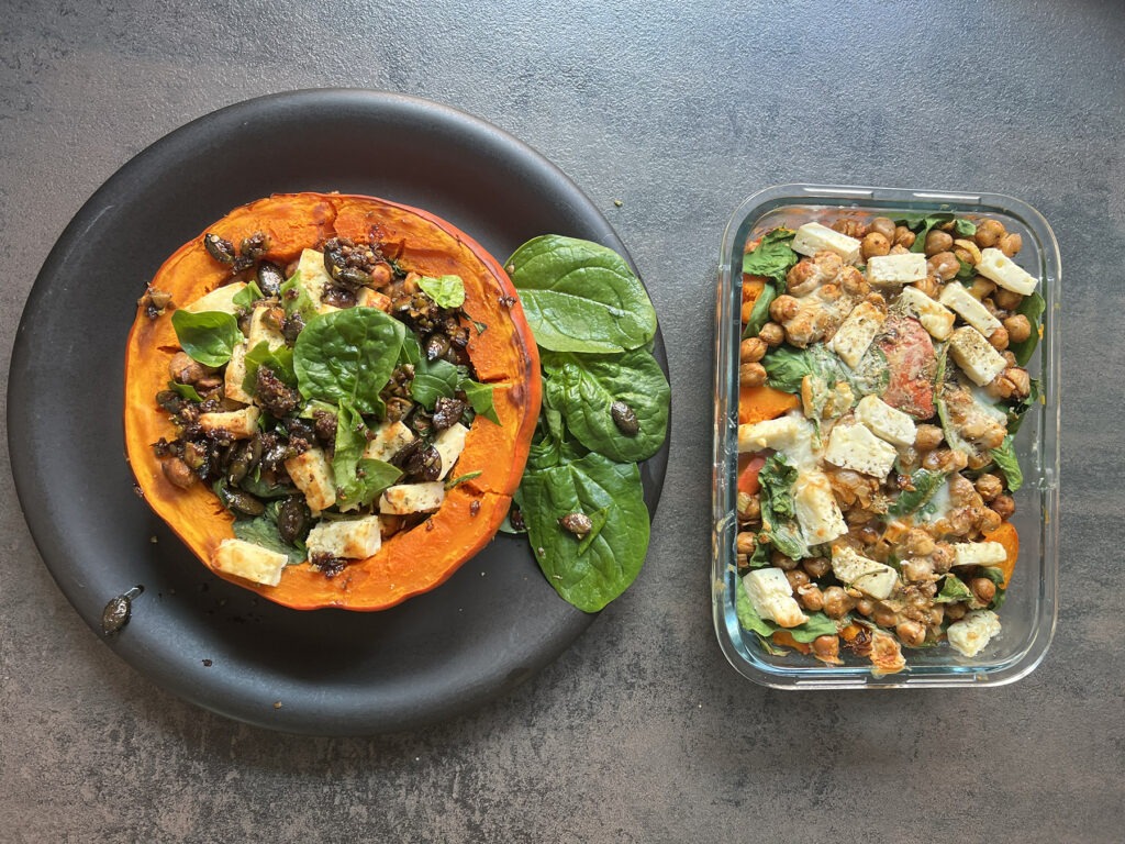 Gefüllter Kürbis auf dem Teller und als Mealprep Variante in Glasbehälter